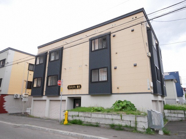 札幌市南区澄川三条のアパートの建物外観