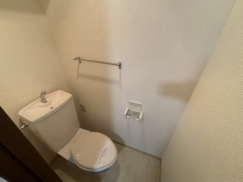 トイレ　別号室の参考写真となります