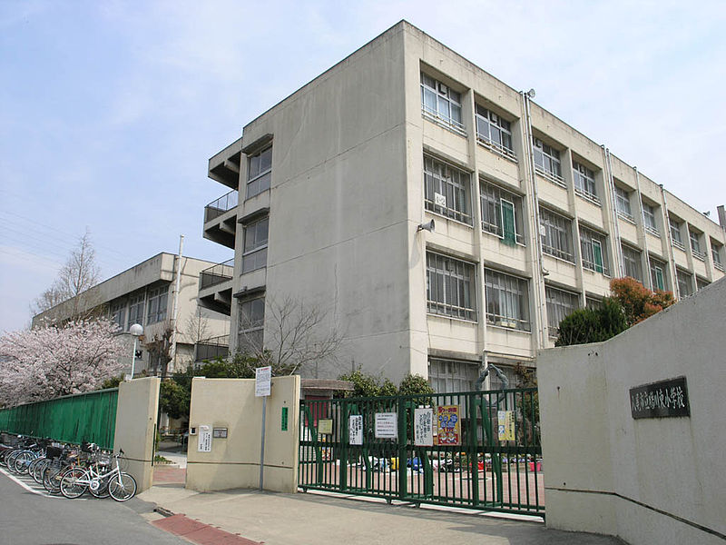 小学校　八尾市立曙川東小学校（小学校）まで286m