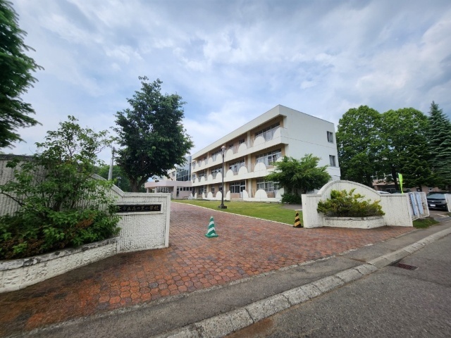 小学校　帯広市立森の里小学校（小学校）まで979m