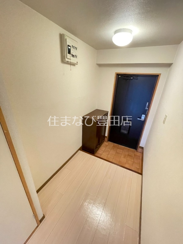 玄関　同型別部屋写真・反転タイプ