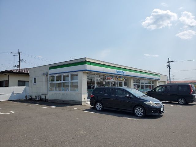 コンビニ　ファミリーマート角田中島下店（コンビニ）まで300m