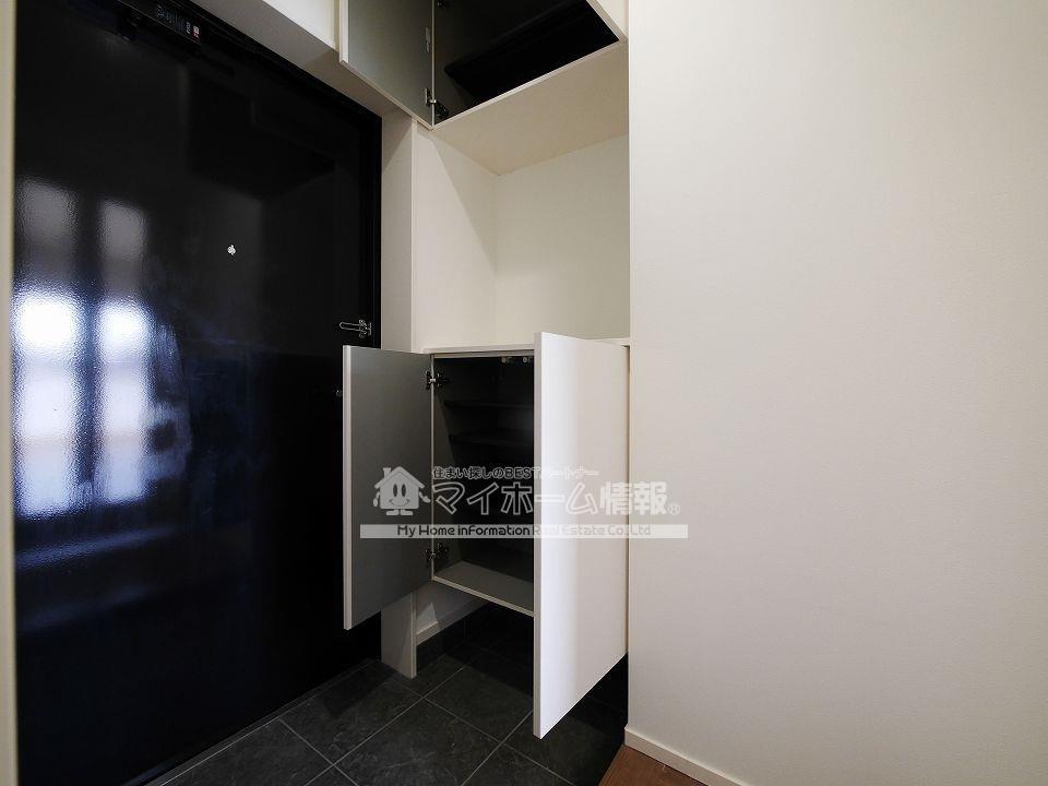 玄関　落ち着いた雰囲気の玄関があなたを出迎えます。