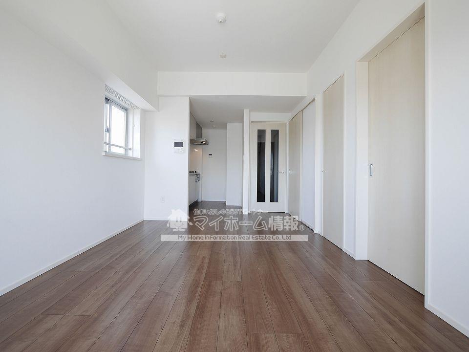 居室・リビング　リビング11.4帖と広々してますので家具も置きやすい