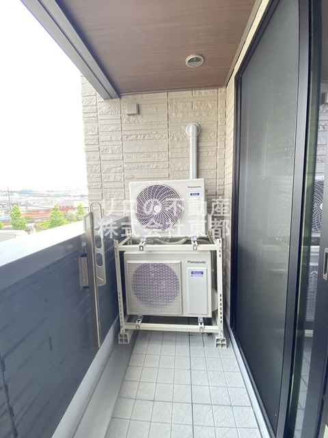 バルコニー　お天気のいい日は洗濯物も気持ちよく干せますね！