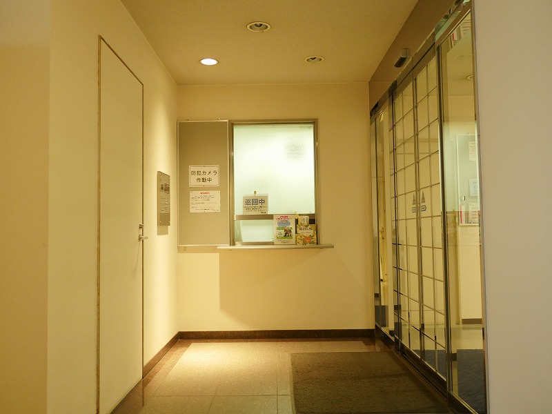 エントランス　管理人室（管理人日勤平日10~15時）