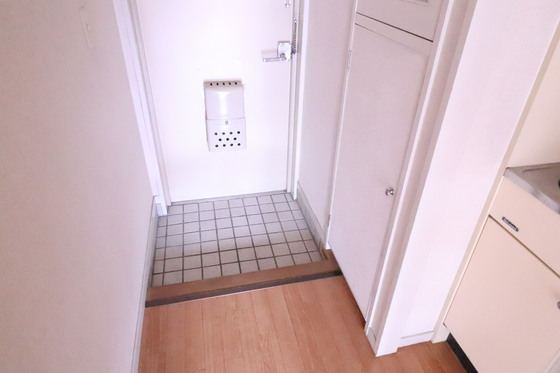 玄関　※別号室の写真です。