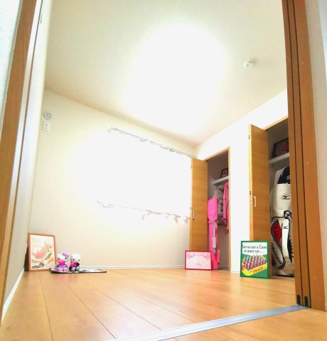 その他　北側の洋間。夫婦でそれぞれに衣類を管理できるダブルWIC♪