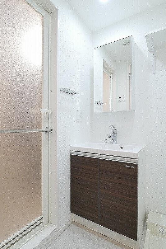 洗面設備　独立洗面台、小物を置くことができて便利です