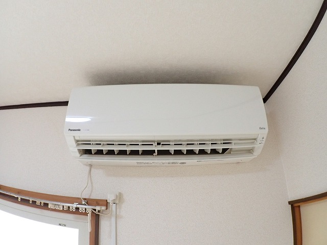 その他設備　洋室8帖にエアコン完備