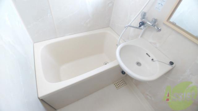 バス・シャワールーム　白くきれいな浴室です、シンプルで使い易い作りになっています