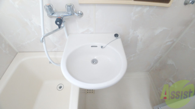 洗面設備　浴室にある洗面台ですシャワーも手洗いも兼用で使えます。