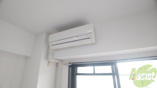 その他設備　リビング中央にエアコンがございます。暑い日も寒い日も快適