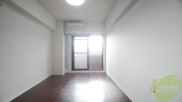 居室・リビング　７帖のリビングは収納と窓があり、陽の光が気持ちよく差します