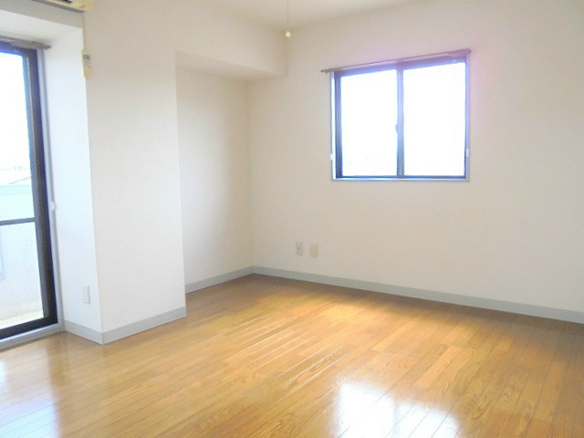 居室・リビング　画像は303号室です（参考）