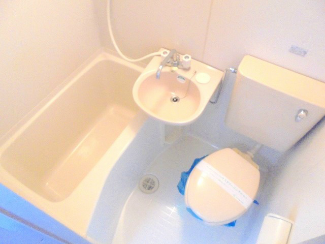 トイレ　画像は303号室です（参考）