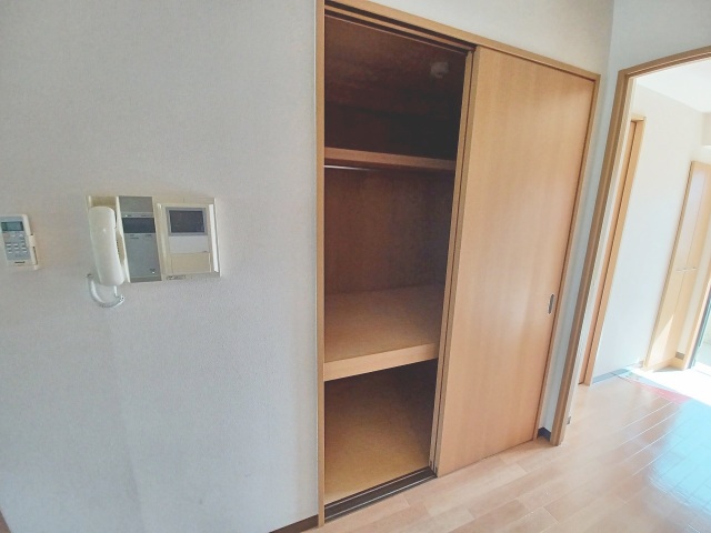 収納　居室収納・TV付インターホン