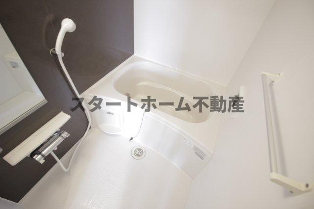 バス・シャワールーム　コンパクトで使いやすいお風呂です