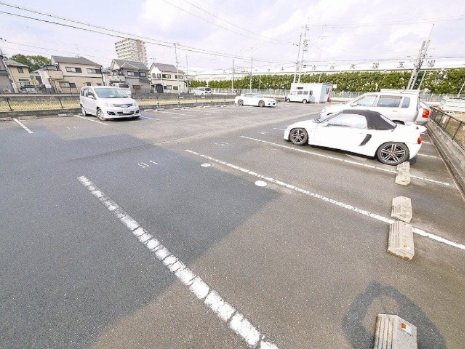 駐車場　車をお持ちの方に嬉しい駐車場付きの物件です