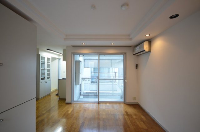 居室・リビング　※同建物・別号室の写真です