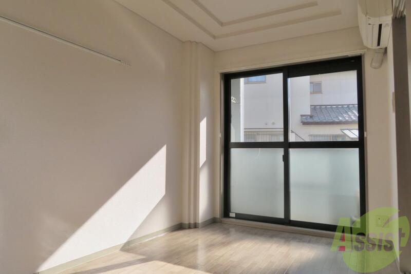 居室・リビング　フローリングに陽が差し込み落ち着いた雰囲気のお部屋ですね。