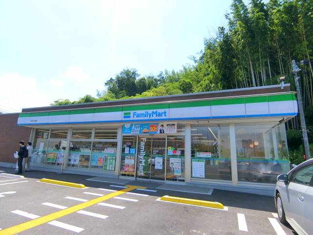 コンビニ　ファミリーマート（コンビニ）まで576m
