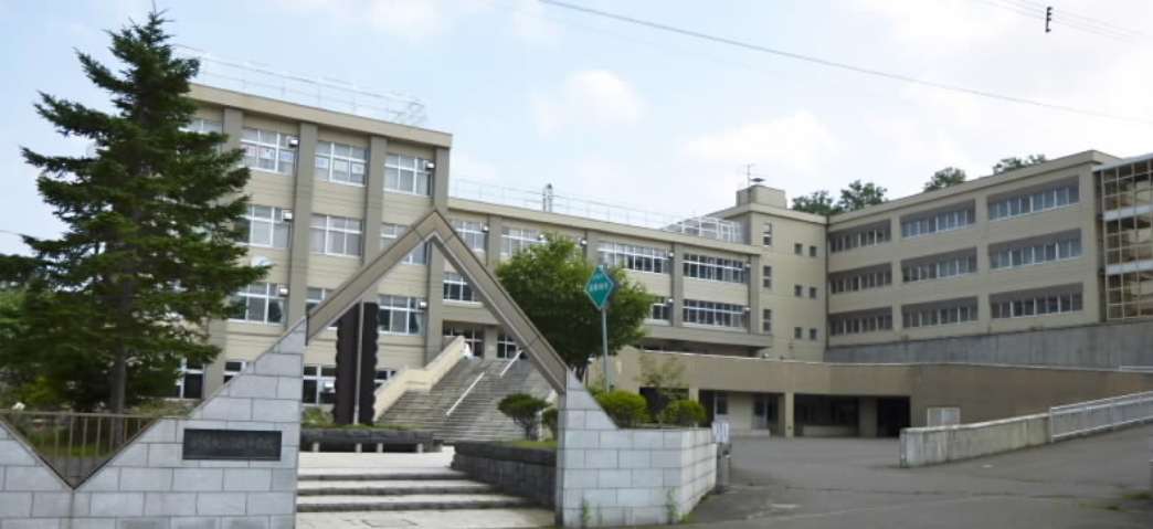 中学校　稲穂中学校（中学校）まで729m