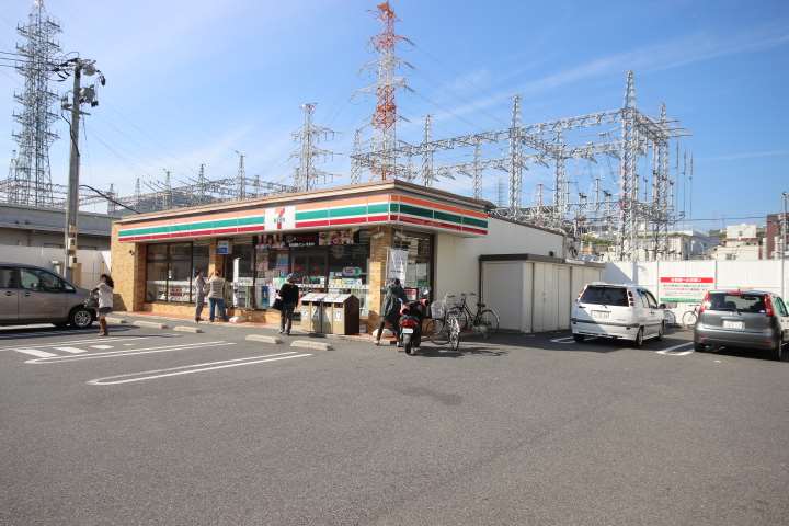 コンビニ　セブンイレブン（コンビニ）まで1900m