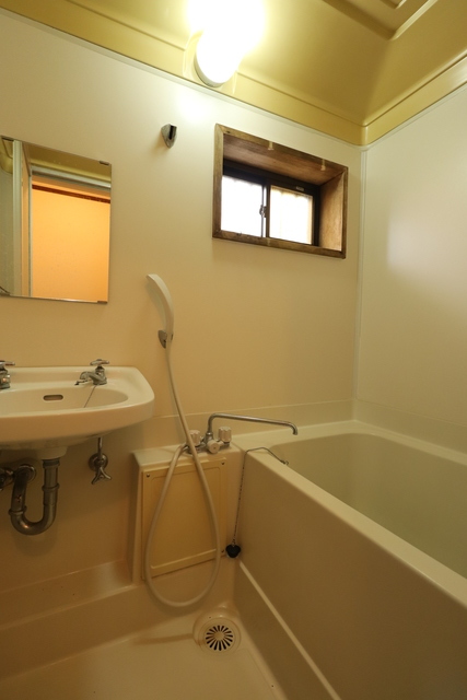 バス・シャワールーム　窓付きのバスルーム♪換気もできて気持ちいいですね♪