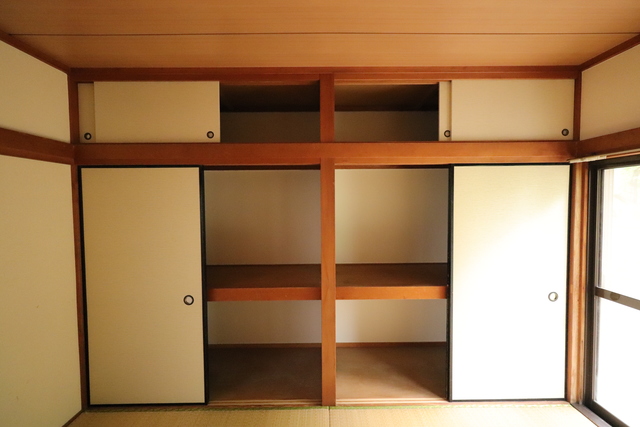 収納　壁一面に収納があるので、収納力たっぷりあります。