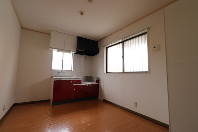 居室・リビング　自然光のはいる、換気もしやすい窓付きのキッチンです♪