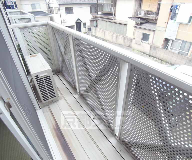 バルコニー　ベランダで洗濯物を干せます。