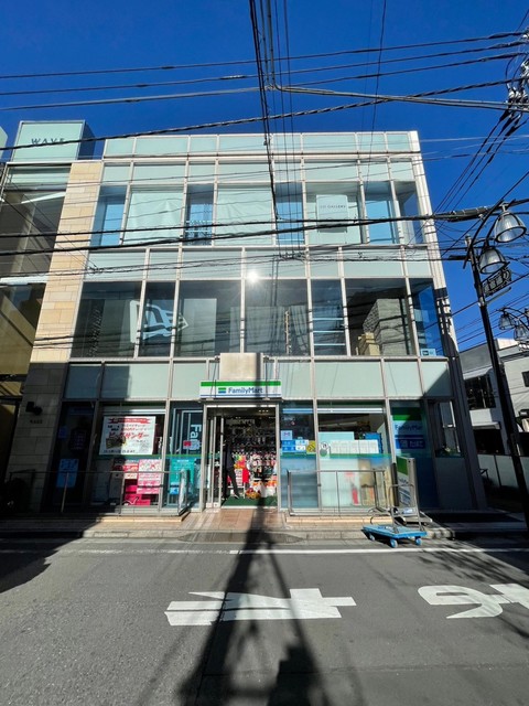 コンビニ　ファミリーマート原宿神宮前店（コンビニ）まで245m