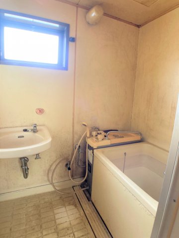 バス・シャワールーム　別部屋同一間取の写真となります。