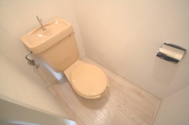 トイレ　別号室画像。ご参考下さい