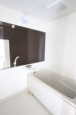 バス・シャワールーム　コンパクトで使いやすいお風呂です