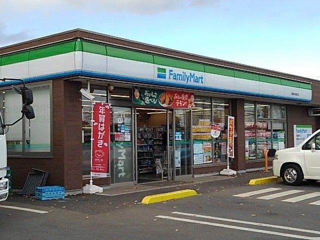 コンビニ　ファミリーマート（コンビニ）まで500m