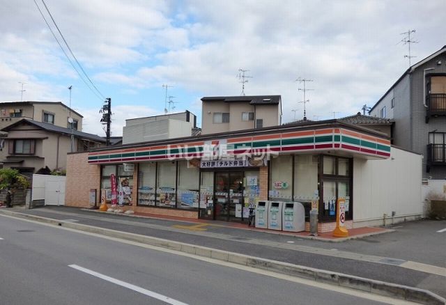 コンビニ　セブンイレブン 京都牛ケ瀬店（コンビニ）まで749m