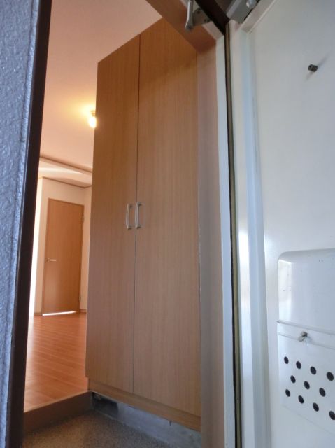 玄関　大型の下駄箱です