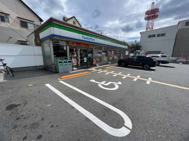 コンビニ　ファミリーマート箱殿町店（コンビニ）まで128m
