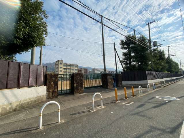 中学校　東大阪市立中学校枚岡中学校（中学校）まで615m