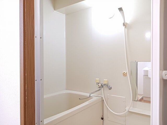 バス・シャワールーム　コンパクトで使いやすいお風呂です