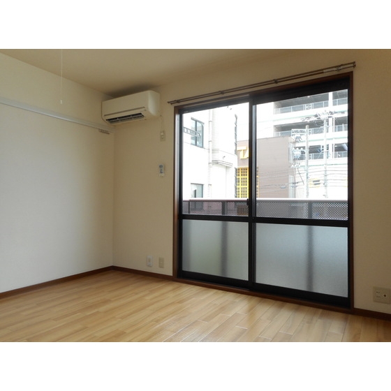 居室・リビング　衣類やカレンダー等　色々かけれるフック付