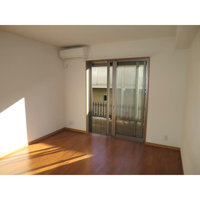 その他部屋・スペース　開放的な寝室です