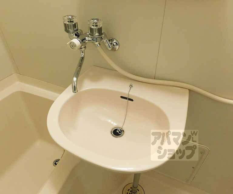 洗面設備　綺麗な洗面台です