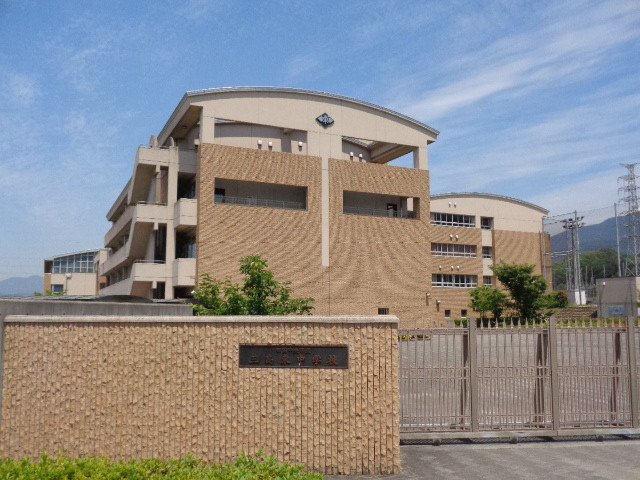 中学校　四国中央市立三島東中学校（中学校）まで750m