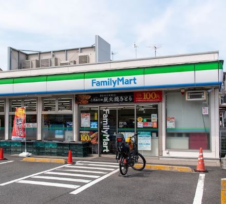 コンビニ　ファミリーマート（コンビニ）まで596m