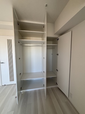 居室・リビング　洋室ドレスクローゼット（可動式棚）