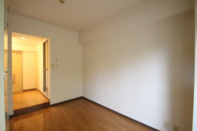 居室・リビング　同物件、別号室のものです。