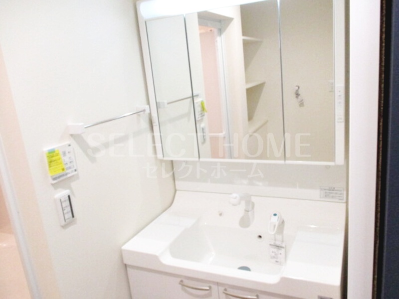 洗面設備　独立洗面化粧台が付いています